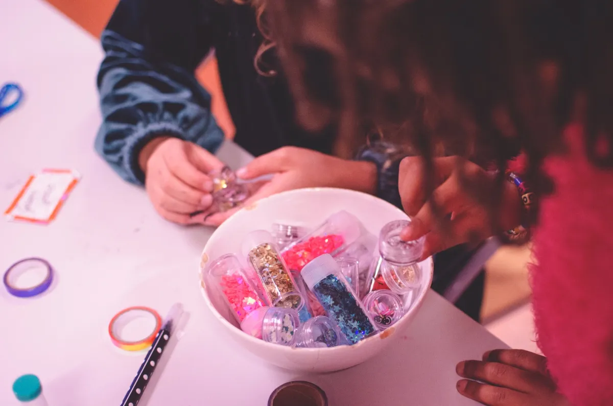 Kinderen kiezen knutselmateriaal